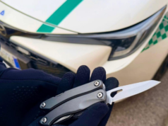 Fuga rocambolesca: fermati con moto rubata, droga e coltello