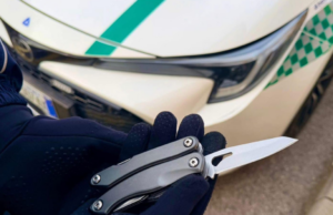 Fuga rocambolesca: fermati con moto rubata, droga e coltello