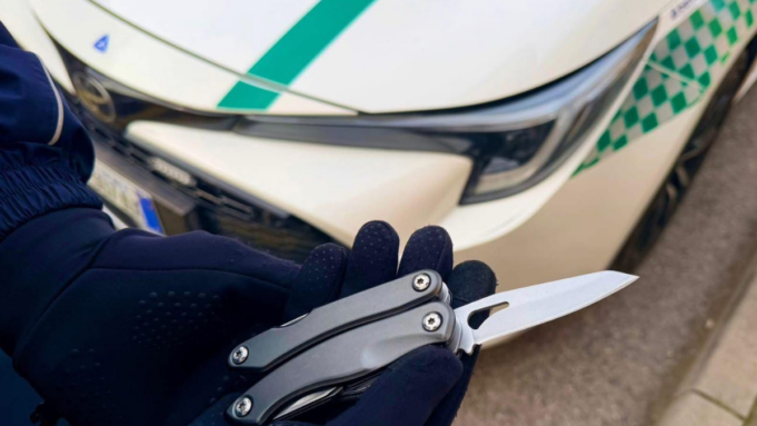 Fuga rocambolesca fermati con moto rubata, droga e coltello