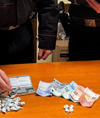Già espulso, è tornato a spacciare: nascondeva la droga nei vestiti