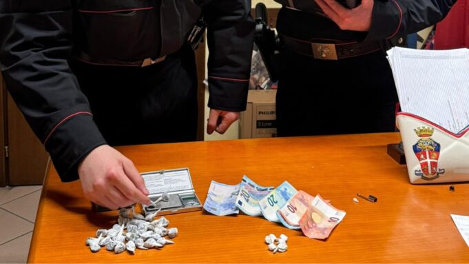 Già espulso, è tornato a spacciare nascondeva la droga nei vestiti