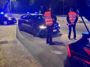 Maxi controlli nella notte: 85 persone identificate e 43 auto fermate