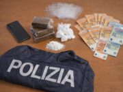 Tenta la fuga durante un controllo: arrestato con hashish e cocaina
