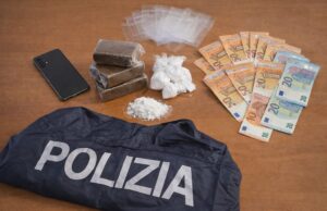 Tenta la fuga durante un controllo: arrestato con hashish e cocaina