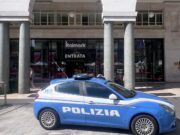 Ruba all’Italmark di piazza Vittoria armato di coltello, arrestato