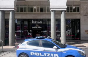 Ruba all’Italmark di piazza Vittoria armato di coltello, arrestato