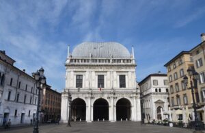 Palazzo Loggia s’illumina di giallo per far luce sull’endometriosi