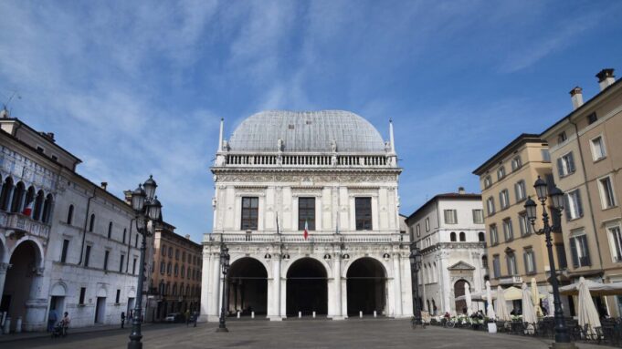 Palazzo Loggia s'illumina di giallo per far luce sull’endometriosi