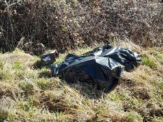 Rifiuti e sacchetti nei boschi e nei fiumi: beccati dalle fototrappole