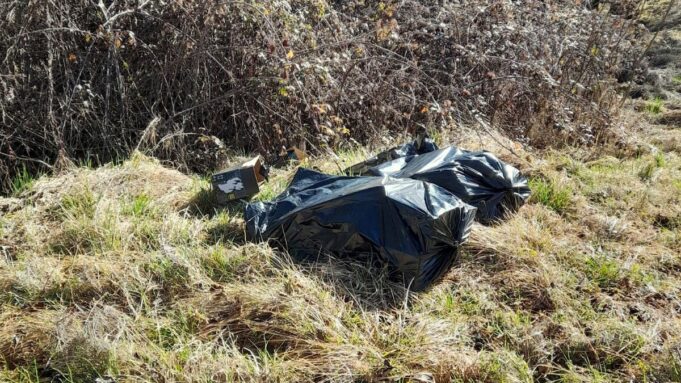 Rifiuti e sacchetti nei boschi e nei fiumi beccati dalle fototrappole