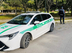 Scarica rifiuti in strada e fugge: beccato e costretto a ripulire tutto