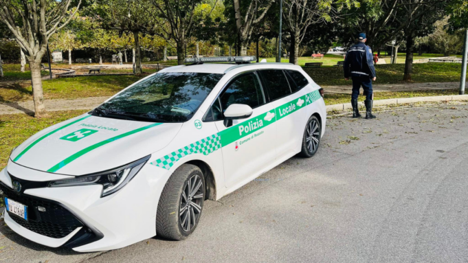 Scarica rifiuti in strada e fugge beccato e costretto a ripulire tutto