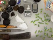 Scoperto con oltre un chilo di droga, coltelli e un machete