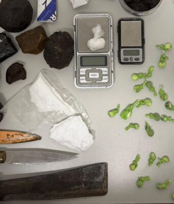 Scoperto con oltre un chilo di droga, coltelli e un machete