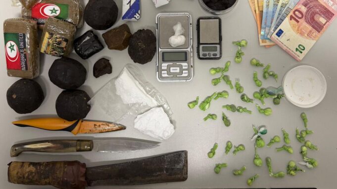 Scoperto con oltre un chilo di droga, coltelli e un machete