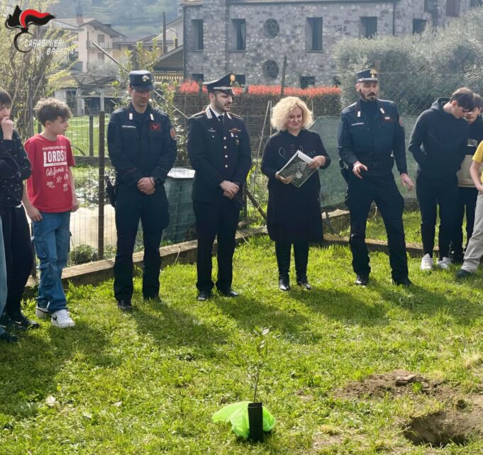 PIANTUMAZIONE ALBERO CON CARABINIERI FORESTALI