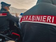 Elnòs, ruba in negozio e spintona il responsabile: arrestato 25enne
