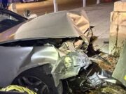Auto fuori controllo finisce contro il muro della chiesa