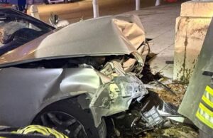 Auto fuori controllo finisce contro il muro della chiesa