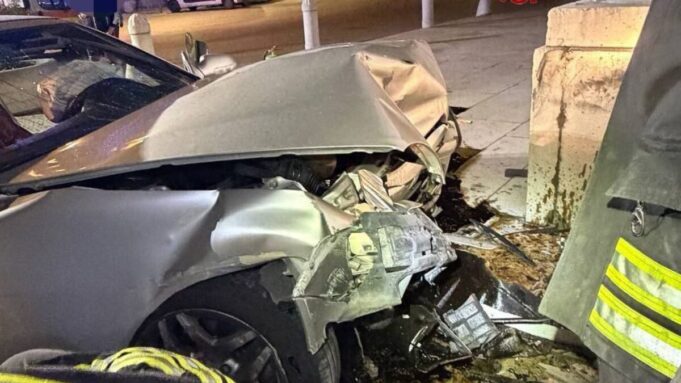 Auto fuori controllo finisce contro il muro della chiesa