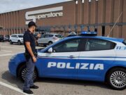 Beccato a rubare all’Esselunga, in tasca aveva un coltello