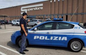 Beccato a rubare all’Esselunga, in tasca aveva un coltello