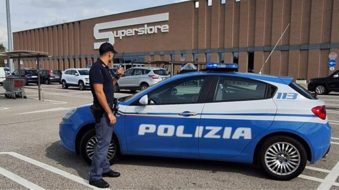 Beccato a rubare all'Esselunga, in tasca aveva un coltello
