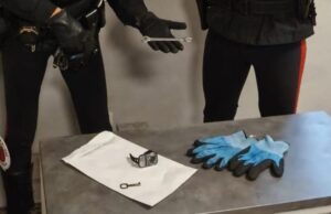 Beccato con monopattino sospetto e arnesi da scasso, denunciato