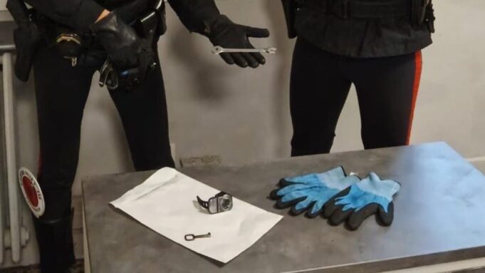 Beccato con monopattino sospetto e arnesi da scasso, denunciato