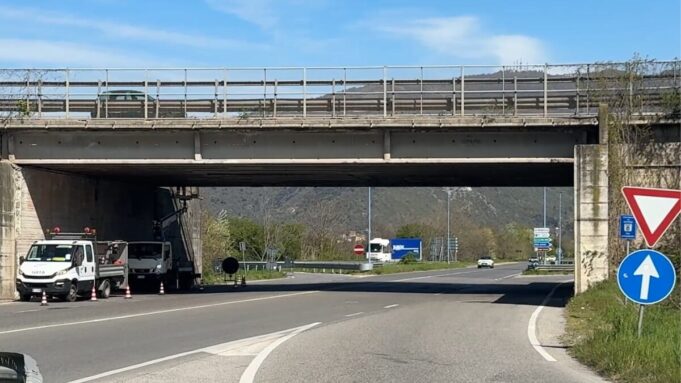 Cadono calcinacci dal cavalcavia e intervengono i vigili del fuoco