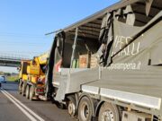 Camion sbanda, invade la corsia e distrugge la galleria