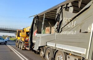 Camion sbanda, invade la corsia e distrugge la galleria