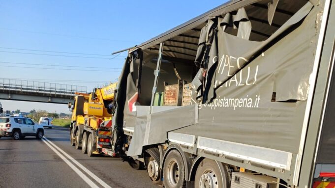 Camion sbanda, invade la corsia e distrugge la galleria