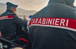 Ruba vestiti, li indossa e prova a scappare ma finisce in manette