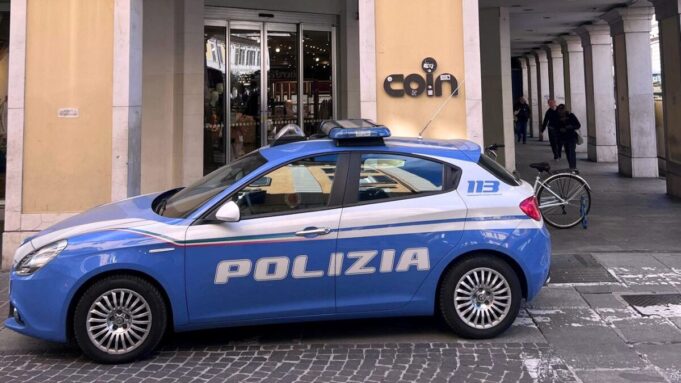 Colpo al Coin sventato ladra bloccata, complice in fuga