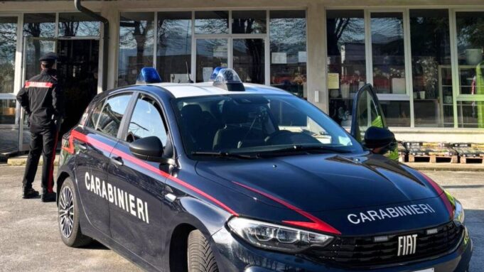 Colto con le mani nel sacco mentre rubava di notte nel vivaio