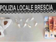 Trovata con droga in tasca, aggredisce gli agenti e tenta la fuga