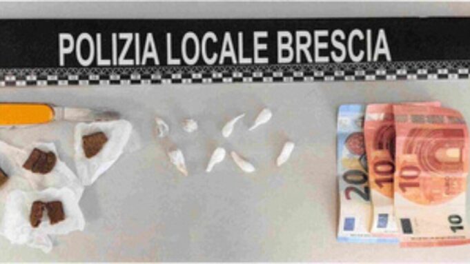 Trovata con droga in tasca, aggredisce gli agenti e tenta la fuga