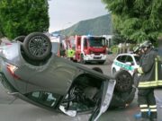 Rezzato, 79enne si ribalta con l’auto