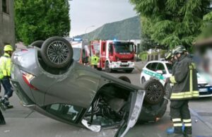 Rezzato, 79enne si ribalta con l’auto