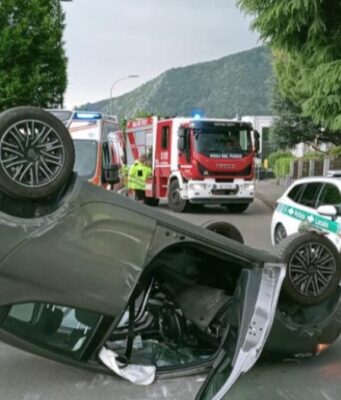 Rezzato, 79enne si ribalta con l’auto