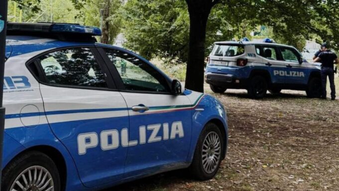 Coltelli, droga in tasca e nei parchi: controlli a raffica in città