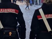 Vede i carabinieri e scappa: arrestato con cocaina e 5mila euro
