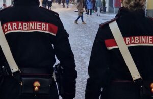 Vede i carabinieri e scappa: arrestato con cocaina e 5mila euro
