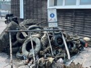 Salò, rifiuti sul fondo del porto: recuperati pneumatici e batterie