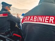 Forza il lucchetto della bici e tenta la fuga, fermato dal proprietario