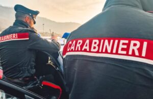 Forza il lucchetto della bici e tenta la fuga, fermato dal proprietario