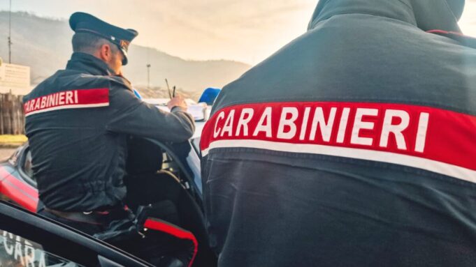 Forza il lucchetto della bici e tenta la fuga, fermato dal proprietario