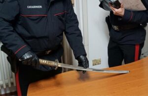 Girava all’alba per il paese con una katana lunga 73cm, fermato