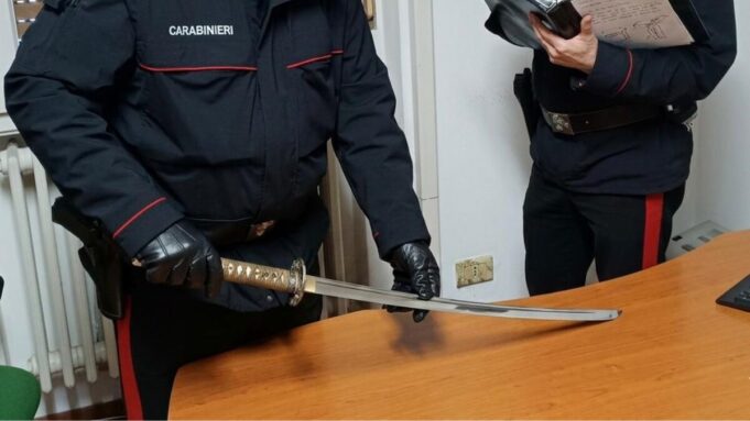 Girava all'alba per il paese con una katana lunga 73cm, fermato